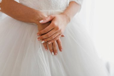 güzel manikür ile gelinin el beyaz gelinlik üzerinde çarpı işareti vardır