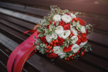 Kırmızı ve beyaz sonbahar düğün buket tezgah üzerinde çilek ile