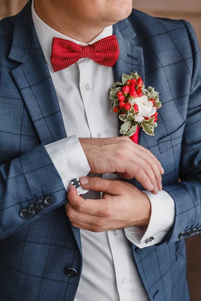 Noivos com gravata vermelha e rosa vermelha boutonniere no dia do casamento — Fotografia de Stock