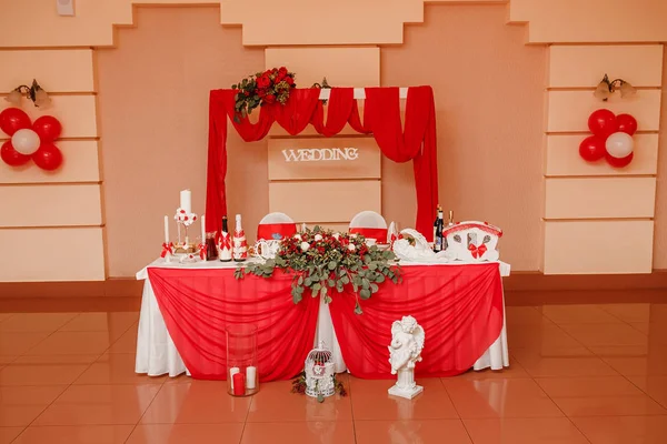 Casamento decorado para banquete em estilo vermelho mesa presidium para noiva e noivo — Fotografia de Stock