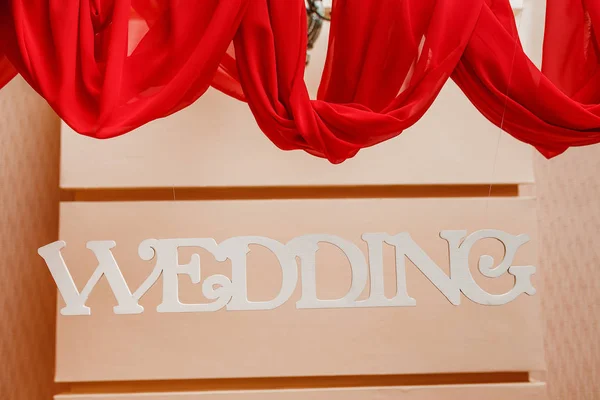 Boda decorada para banquete en mesa presidium estilo rojo para novia y novio — Foto de Stock