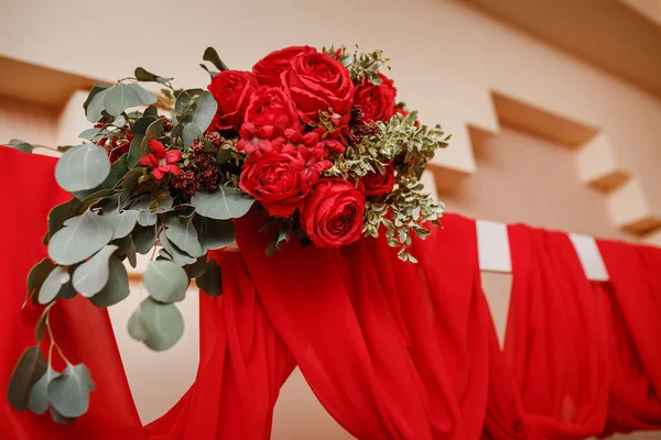 Esküvői bankett virág dekoráció a világos piros szín — Stock Fotó