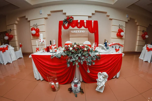 Casamento decorado para banquete em estilo vermelho mesa presidium para noiva e noivo — Fotografia de Stock