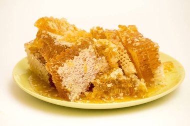 Petek bir sürü beyaz arka plan üzerinde izole bir plaka üzerinde.