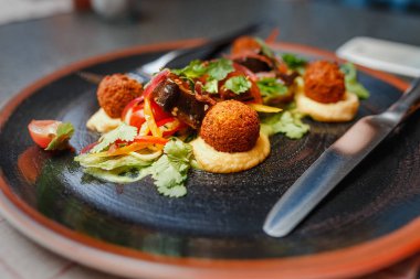 Sebzeli ve soslu nefis falafel yemeği.