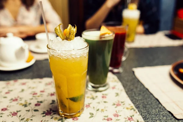 Zbliżenie, trzy creative słodki strony alkoholowych egzotycznych koktajli w restauracji bar tło — Zdjęcie stockowe