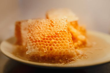 Saf doğal bal petek yakın çekim damlama. Makro sığ dof ile.