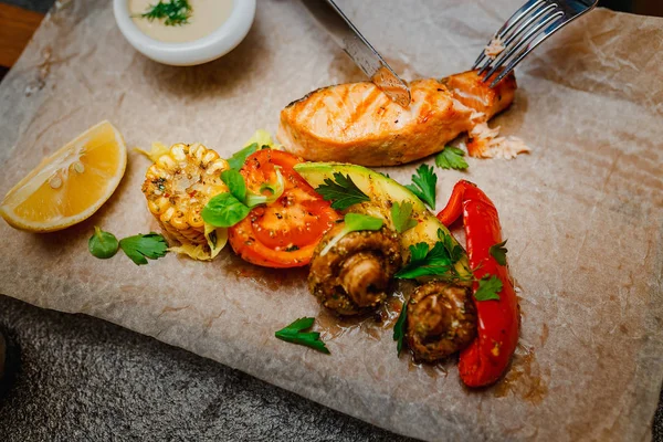 Grilled salmon with fried vegetables and pesto sauce — Stock Photo, Image