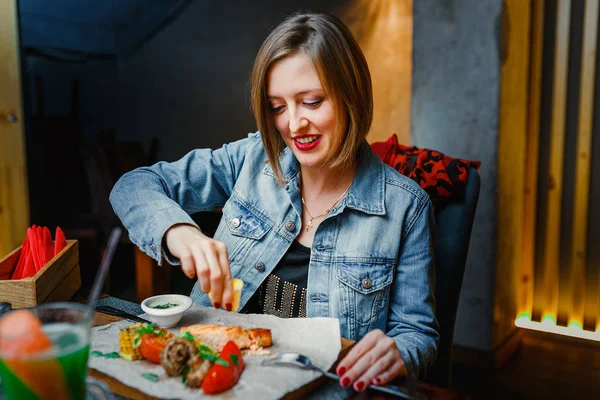Frau speist im Nachtclub des Restaurants — Stockfoto