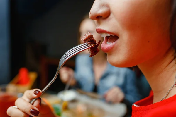 Жінка їсть смажене м'ясо . — стокове фото