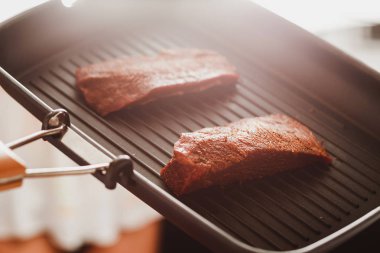 taze çiğ kırmızı et baharat kekik ve biber Barbekü Pan ile