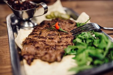 Sağlıklı yağsız ızgara orta nadir sığır eti biftek ve sebze ve rustik pub veya lokali yapraklı yeşil ot salatası