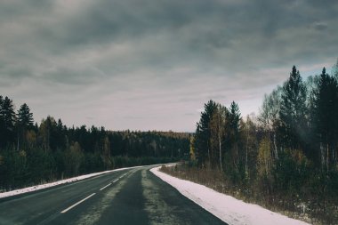 kırsal kesimde boş yol geç sonbaharda sno ile ağaçlarda ile