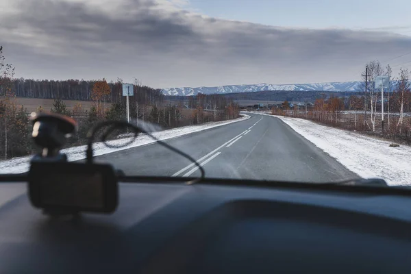 Műholdas navigációs rendszer mount a modern autót szalon, — Stock Fotó