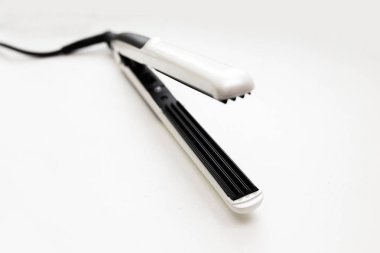 saç maşası beyaz arka plan üzerinde izole