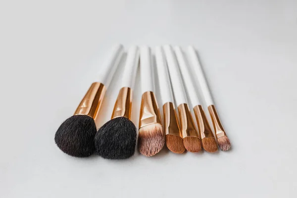 Conjunto de muchos cepillos diversos para el maquillaje sobre fondo blanco —  Fotos de Stock