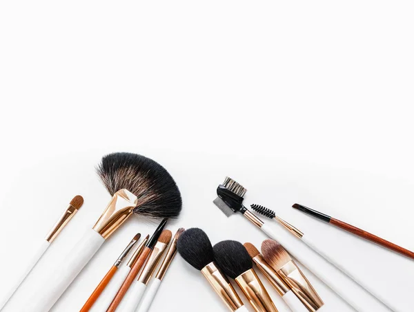 Conjunto de vista superior plana de varios cepillos de cosméticos femeninos profesionales para maquillaje aislado sobre fondo blanco . — Foto de Stock