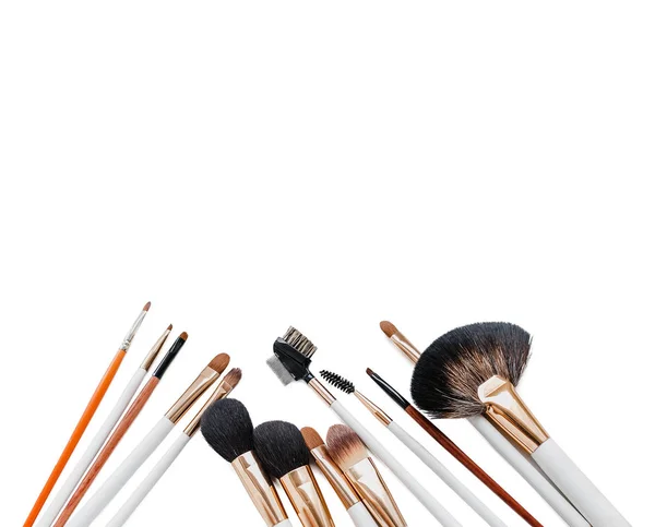 Conjunto de vista superior plana de varios cepillos de cosméticos femeninos profesionales para maquillaje aislado sobre fondo blanco . — Foto de Stock