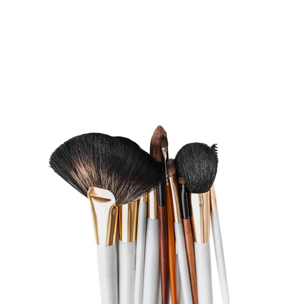 Cepillos de maquillaje aislados sobre un fondo blanco - tratamiento de belleza —  Fotos de Stock