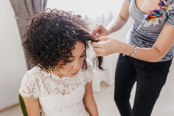 Estilista usando ferro de ondulação para cachos de cabelo, close-up, em estúdio de beleza — Fotografia de Stock