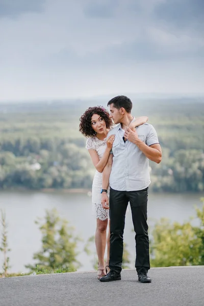 Молодая пара влюбленных в парке в винтажном цветном фильтре — стоковое фото