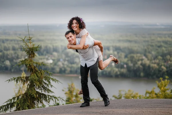 Портрет привлекательной кавказской молодой пары на свежем воздухе . — стоковое фото