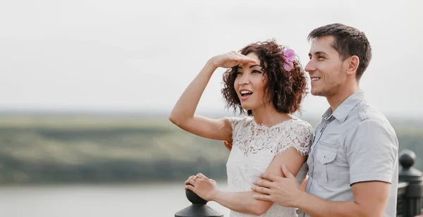 Happy couple man and woman looking into the distance — Stock Photo, Image