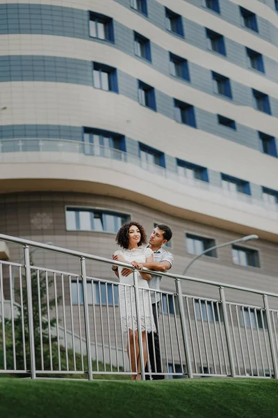 Jong koppel knuffelen in de stad op de hoog gebouw — Stockfoto