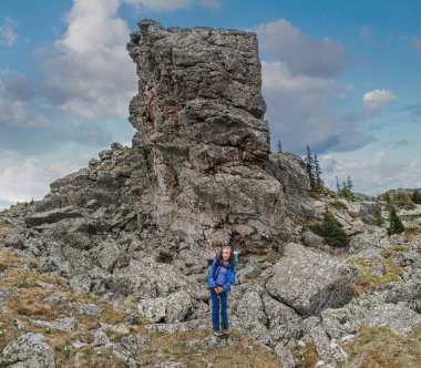 Rocky Dağları'nda bir iz yürüyüş sırt çantası ile genç kadın uzun yürüyüşe çıkan kimse