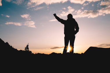 Uzun yürüyüşe çıkan kimse kadın altın günbatımı yaz göğün silah yükseltmek. Özgürlük, başarı ve umut kavramı. Rekreasyon Milli Parkı içinde