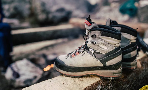 Sapatos de trekking no fundo do acampamento de montanha — Fotografia de Stock