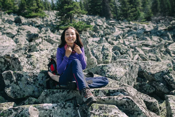 Женщина-туристка отдыхает на скале в диком заповеднике — стоковое фото