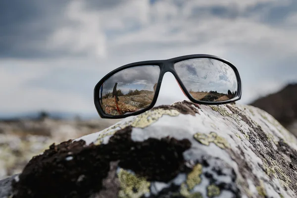 Dağlar, bir taş üzerinde güneş gözlüğü seyahat kavramı — Stok fotoğraf