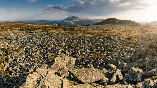 Horská Iremel přírodní Park v jižním Uralu v Rusku — Stock fotografie