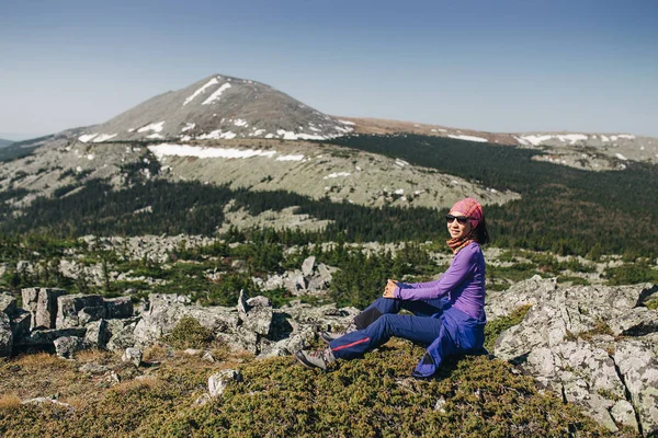 Mujer viajera descansando sobre una roca. Senderismo y Viajes Concepto de estilo de vida — Foto de Stock
