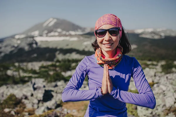 Практика йоги во время похода и похода на вершину горы — стоковое фото
