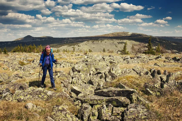 Trekking de mujer en reserva natural en montañas rocosas — Foto de Stock