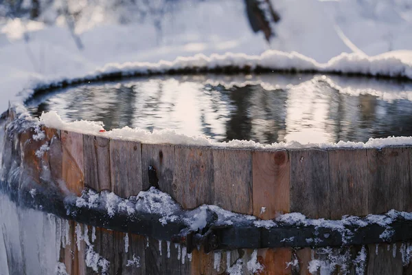 Grand tonneau avec de l'eau froide propre à l'extérieur dans la forêt couverte de neige. Concept de natation d'hiver — Photo