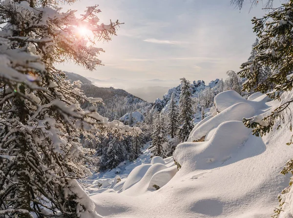 A paisagem de inverno com clareira de pedra e floresta em montanhas — Fotografia de Stock