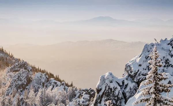 Schöne Winterlandschaft in den Bergen. Sonnenaufgang — Stockfoto