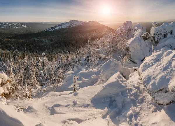 El paisaje invernal con el claro de piedra y el bosque en las montañas — Foto de Stock