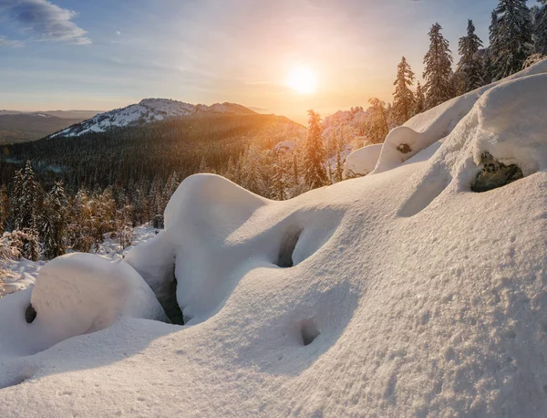 Frostige Winterlandschaft mit Schneeverwehungen, schneebedecktem Wald und Sonnenaufgang — Stockfoto
