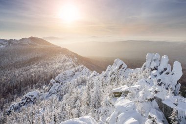 Dağlardaki güzel kış manzarası. Gün doğumu