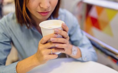 Güzel genç kadın Noel şehir alışveriş merkezinde alışveriş, çay içme