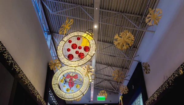 Интерьер торгового центра украшен на Рождество с большим количеством блестящих шариков — стоковое фото