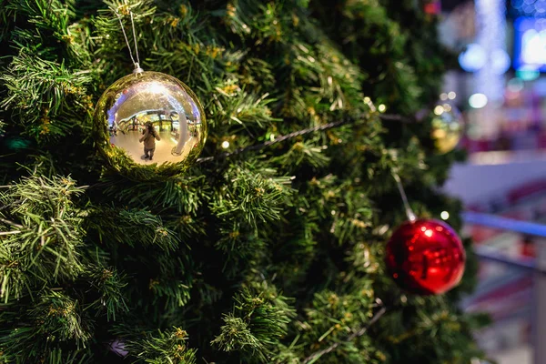 Árbol de Navidad con fondo de bolas decorativas —  Fotos de Stock