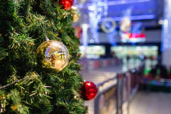 Árvore de Natal decorada no centro comercial. O conceito das compras de Ano Novo — Fotografia de Stock
