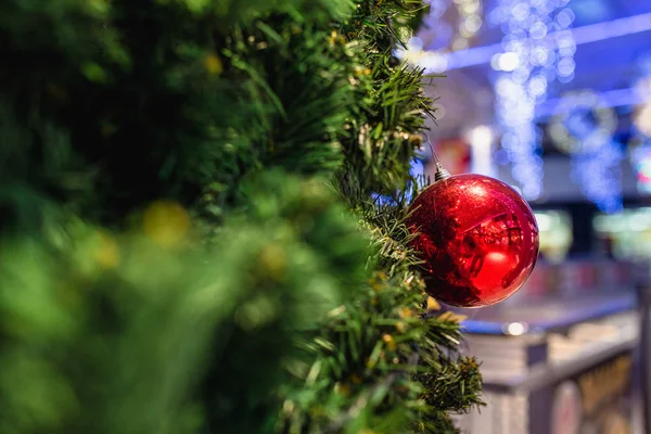 Árbol de Navidad con fondo de bolas decorativas —  Fotos de Stock