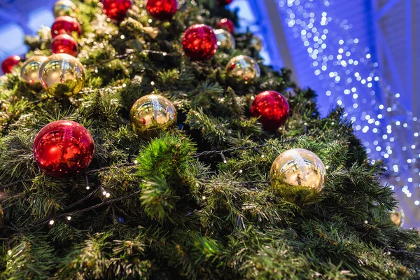 Decoración del árbol de Navidad en el centro comercial —  Fotos de Stock