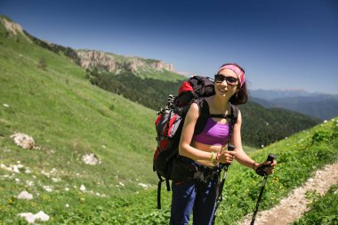 Sırt çantası ve Polonyalılar dağ izi trekking genç kadınla hiking